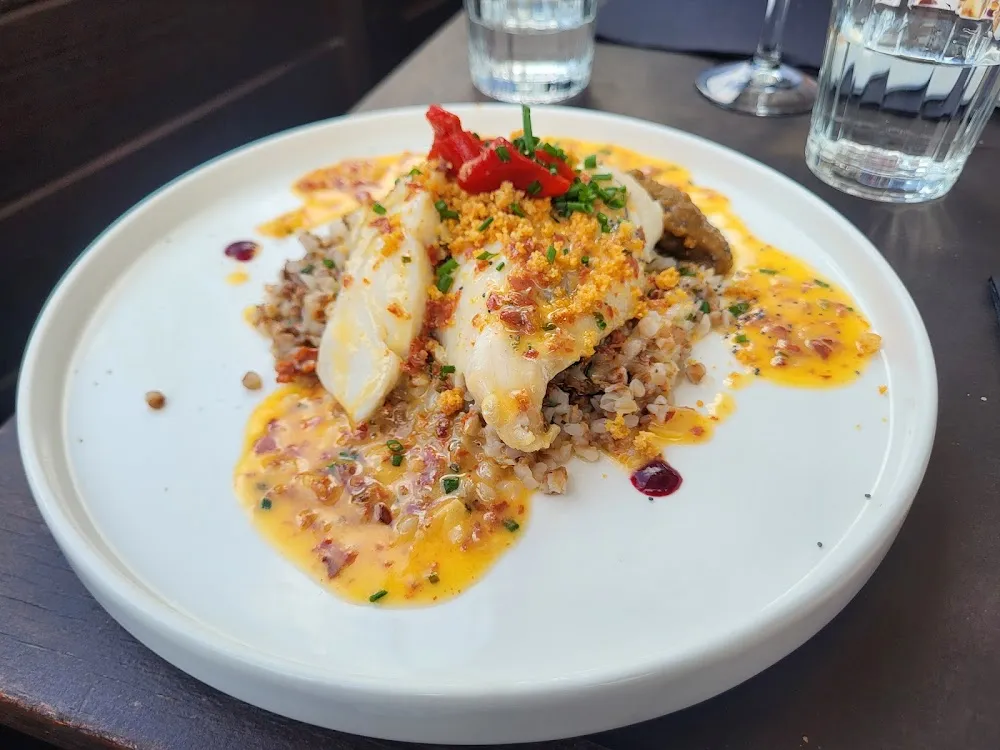 Filet D'églefin Sauce Chorizo Caviar D'aubergines Blé Au Sarrasin